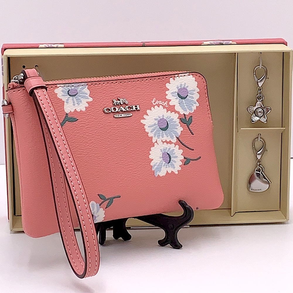 COACH Boxed Corner Zip Wristlet With Daisy Print COLOR:
Silver/Bubblegum… - Picture 2 of 16
